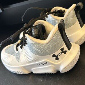 White Under Armor Shoes, Size 5.5